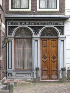 905057 Gezicht op de onderpui van de Oud Rooms Katholieke Aalmoezenierskamer (Mariahoek 16-17) te Utrecht, met de naam ...